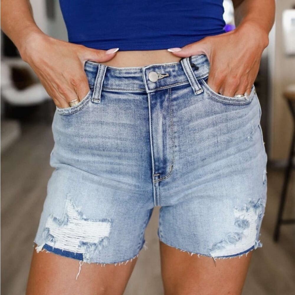 Judy Blue 2XL High-Waist Distressed Lightwash Jean‎ Shorts